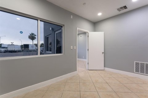 Propiedad comercial en venta en Opa-locka, Florida № 1817069 - foto 16