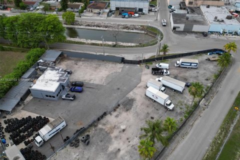 Propiedad comercial en venta en Opa-locka, Florida № 1817069 - foto 5