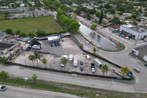 Propiedad comercial en venta en Opa-locka, Florida № 1817069 - foto 2
