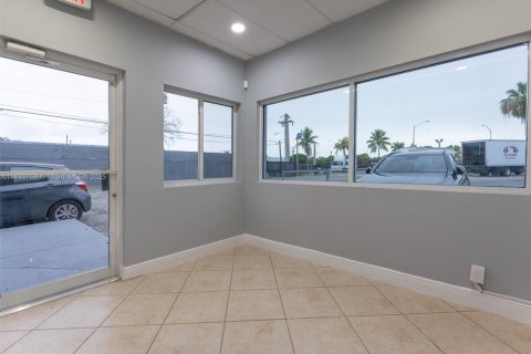 Propiedad comercial en venta en Opa-locka, Florida № 1817069 - foto 14