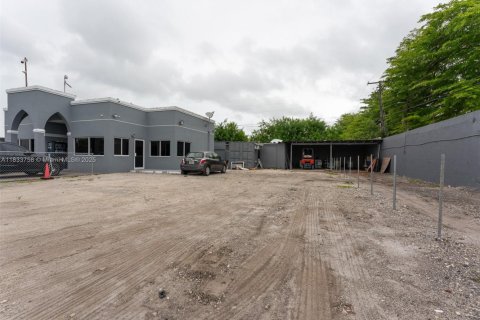 Propiedad comercial en venta en Opa-locka, Florida № 1817069 - foto 8