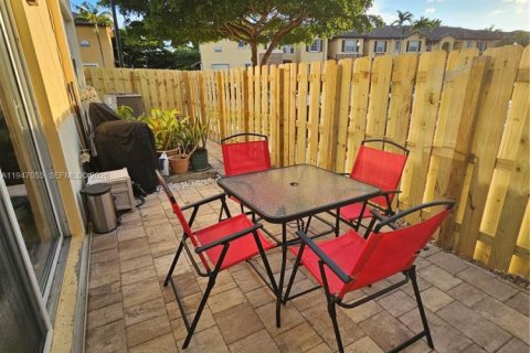 Townhouse in Cutler Bay, Florida 4 bedrooms, 141.49 sq.m. № 2005897 - photo 4