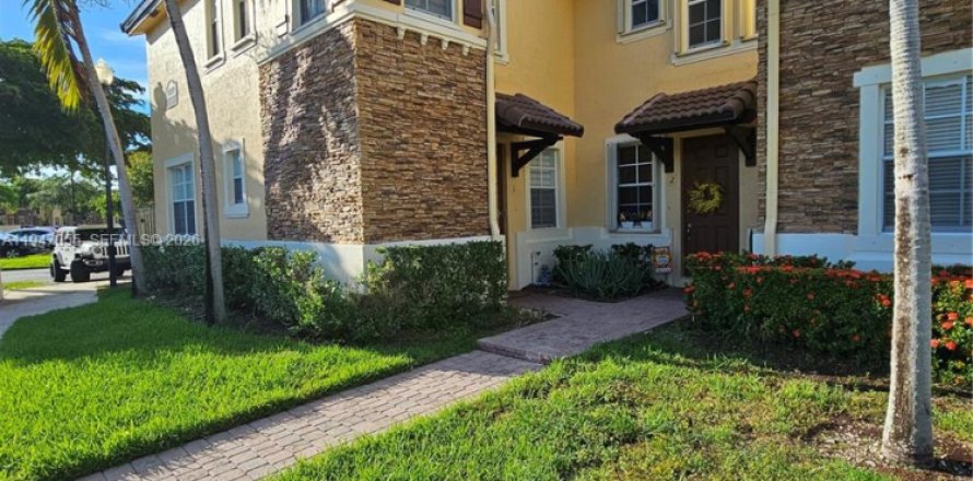 Townhouse in Cutler Bay, Florida 4 bedrooms, 141.49 sq.m. № 2005897