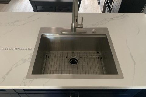 Condo in Miami, Florida, 2 bedrooms № 2055406 - photo 4