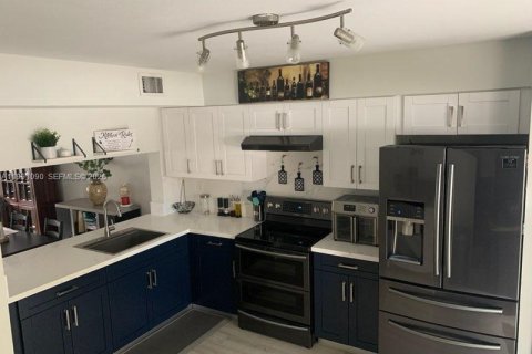 Condo in Miami, Florida, 2 bedrooms № 2055406 - photo 2