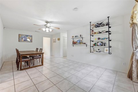 House in Gainesville, Florida 4 bedrooms, 156.82 sq.m. № 2195963 - photo 6