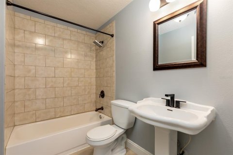 House in Sorrento, Florida 3 bedrooms, 150.22 sq.m. № 1904112 - photo 15