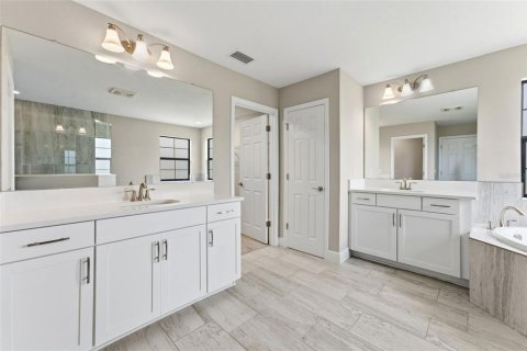 House in Odessa, Florida 4 bedrooms, 260.03 sq.m. № 2198329 - photo 20