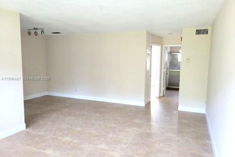 Condominio en alquiler en Hollywood, Florida, 1 dormitorio, 63.17 m2 № 2058427 - foto 3