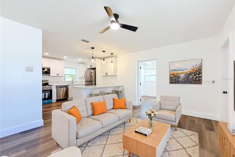 Villa ou maison à Pinellas Park, Floride 4 chambres, 111.48 m2 № 2315337
