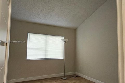 Townhouse in North Lauderdale, Florida 3 bedrooms, 110.18 sq.m. № 2072502 - photo 9