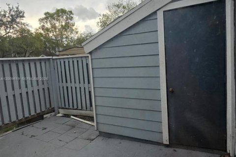 Townhouse in North Lauderdale, Florida 3 bedrooms, 110.18 sq.m. № 2072502 - photo 3