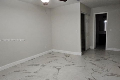 Townhouse in North Lauderdale, Florida 3 bedrooms, 110.18 sq.m. № 2072502 - photo 4