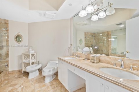 Condo in Surfside, Florida, 3 bedrooms  № 1945567 - photo 17