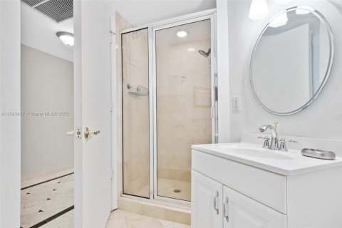 Condo in Surfside, Florida, 3 bedrooms  № 1945567 - photo 24