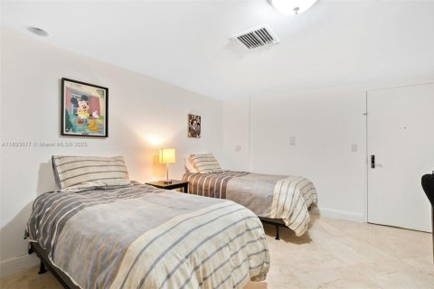 Condo in Surfside, Florida, 3 bedrooms  № 1945567 - photo 19