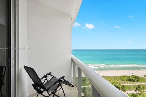 Condo in Surfside, Florida, 3 bedrooms  № 1945567 - photo 16