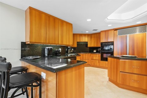 Condo in Surfside, Florida, 3 bedrooms  № 1945567 - photo 9