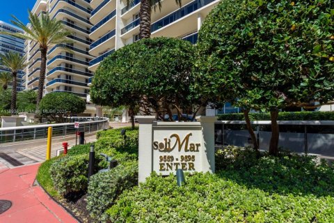 Condo in Surfside, Florida, 3 bedrooms  № 1945567 - photo 28