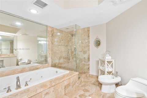 Condo in Surfside, Florida, 3 bedrooms  № 1945567 - photo 18