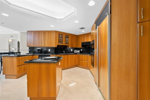 Condo in Surfside, Florida, 3 bedrooms  № 1945567 - photo 10