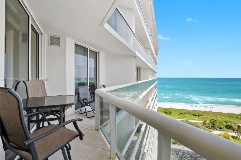 Condo in Surfside, Florida, 3 bedrooms  № 1945567 - photo 1