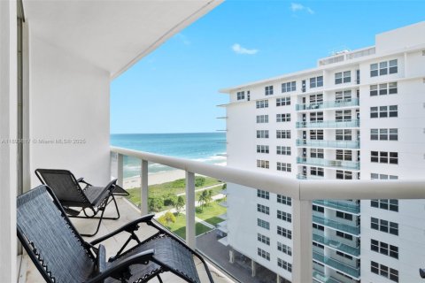 Condo in Surfside, Florida, 3 bedrooms  № 1945567 - photo 6