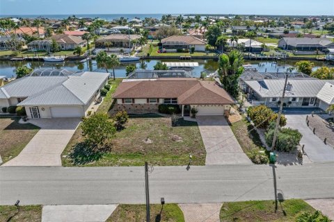Villa ou maison à Port Charlotte, Floride 3 chambres, 138.42 m2 № 2147732