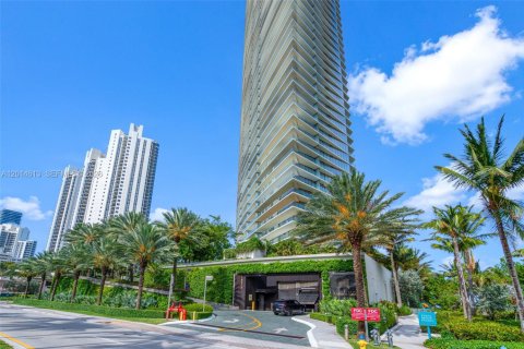 Condo in Sunny Isles Beach, Florida, 2 bedrooms № 2076539 - photo 2