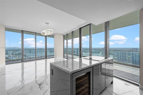 Condo in Sunny Isles Beach, Florida, 2 bedrooms № 2076539 - photo 13
