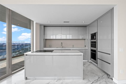Condo in Sunny Isles Beach, Florida, 2 bedrooms № 2076539 - photo 11