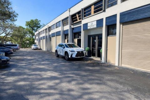 Propiedad comercial en venta en Miami, Florida № 2008015 - foto 5