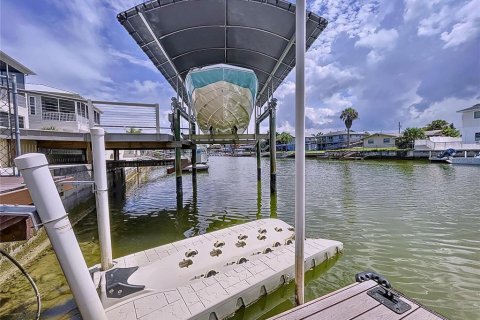 House in Hernando Beach, Florida 3 bedrooms, 182 sq.m. № 1274133 - photo 2