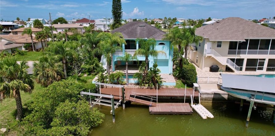 House in Hernando Beach, Florida 3 bedrooms, 182 sq.m. № 1274133
