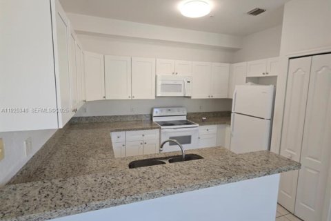 Снять в аренду кондоминиум в Мирамар, Флорида 2 спальни, 111.95м2, № 1991344 - фото 9