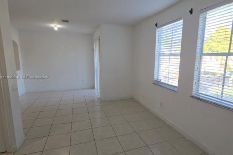 Снять в аренду кондоминиум в Мирамар, Флорида 2 спальни, 111.95м2, № 1991344 - фото 8