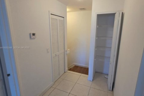 Снять в аренду кондоминиум в Мирамар, Флорида 2 спальни, 111.95м2, № 1991344 - фото 7