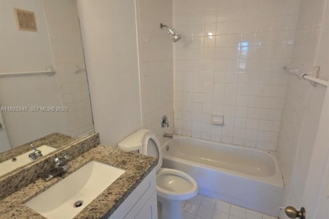 Снять в аренду кондоминиум в Мирамар, Флорида 2 спальни, 111.95м2, № 1991344 - фото 1