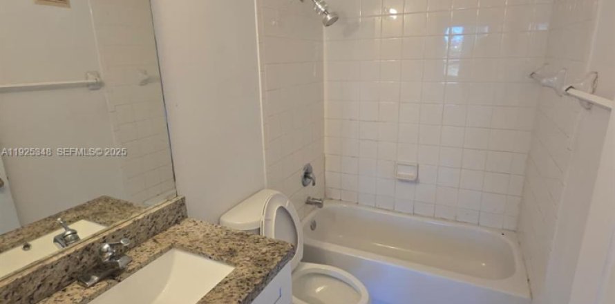 Кондоминиум с 2 спальнями в Мирамар, Флорида № 1991344