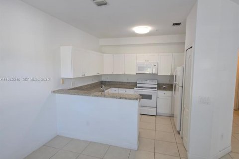 Снять в аренду кондоминиум в Мирамар, Флорида 2 спальни, 111.95м2, № 1991344 - фото 2