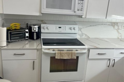 Condo in Bal Harbour, Florida, 2 bedrooms  № 1727163 - photo 2