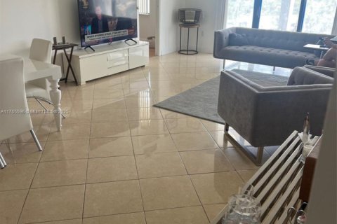 Condo in Bal Harbour, Florida, 2 bedrooms  № 1727163 - photo 1