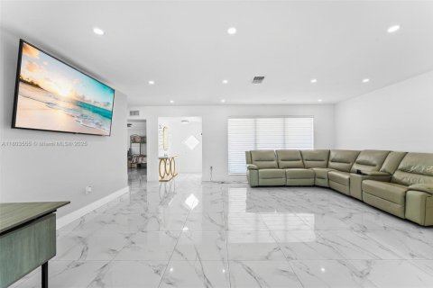 House in Miramar, Florida 3 bedrooms, 154.03 sq.m. № 1864220 - photo 5