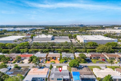House in Miramar, Florida 3 bedrooms, 154.03 sq.m. № 1864220 - photo 28