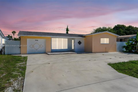 House in Miramar, Florida 3 bedrooms, 154.03 sq.m. № 1864220 - photo 1
