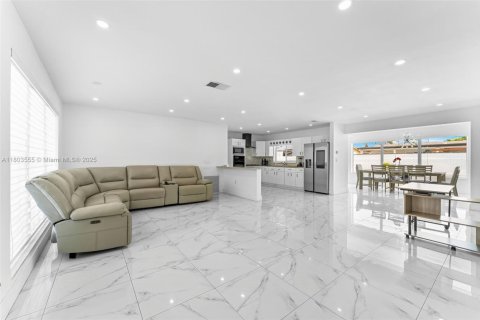 House in Miramar, Florida 3 bedrooms, 154.03 sq.m. № 1864220 - photo 6