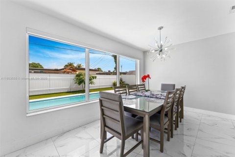 House in Miramar, Florida 3 bedrooms, 154.03 sq.m. № 1864220 - photo 11