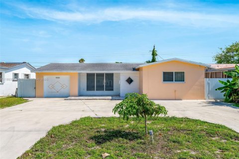 House in Miramar, Florida 3 bedrooms, 154.03 sq.m. № 1864220 - photo 2