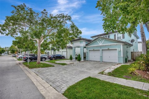 House in Homestead, Florida 5 bedrooms, 221.01 sq.m. № 2053866 - photo 3