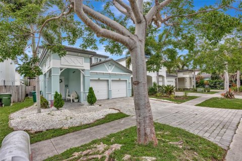 House in Homestead, Florida 5 bedrooms, 221.01 sq.m. № 2053866 - photo 2